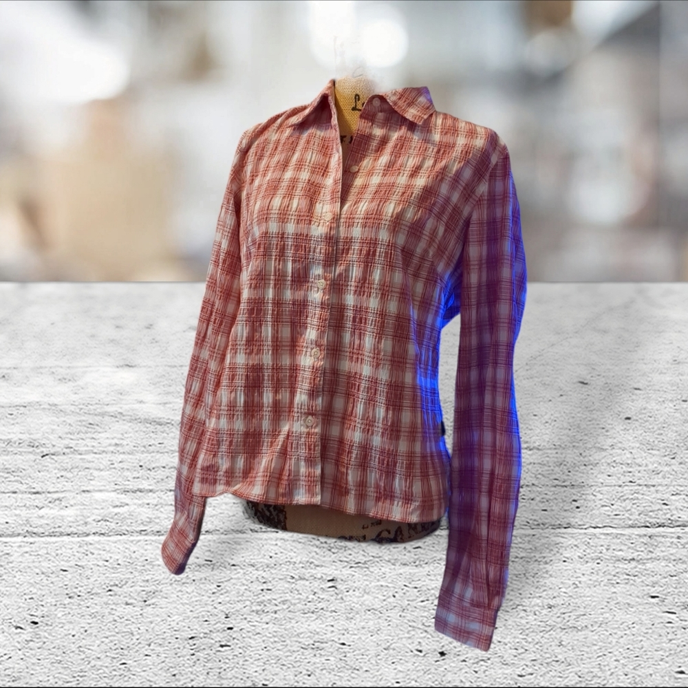 Like new plaid North face long sleeve button up shirt. Size M